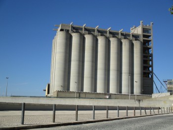 «BARREIRO LIGTH ON» Espectáculo multimédia com a projeção de selfies nos silos da Nutasa