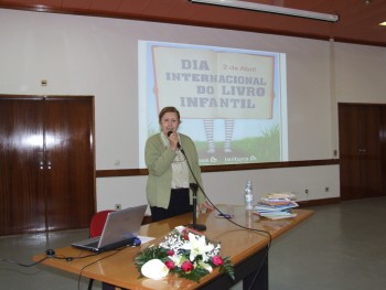 Comemorações do Dia Internacional do Livro Infantil no Barreiro Alunos do 1º Ciclo falam com a escritora Luísa Ducla Soares