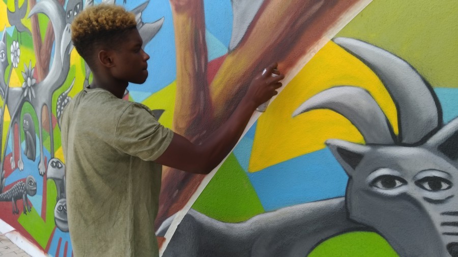 Moita - Na Biblioteca do Vale da Amoreira Pintura do mural com trabalho vencedor da 6ª edição do projeto Kid’s Guernica