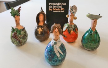 Coleção «Pasmadinhos de Setúbal» de Maria Pó Figura de Bocage representada numa peça de cerâmica