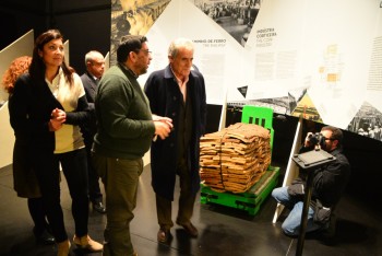 Barreiro - «Um dos patamares que nos levou a alcançar a Revolução de Abril» Jerónimo de Sousa na visita à Exposição «O Regresso das Bandeiras»