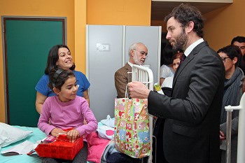 Perto de cem presentes de Natal foram distribuídos em Setúbal Entrega de presentes na pediatria Hospital São Bernardo