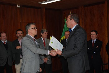 Autarca esteve em Évora a assinar contratos de financiamento Presidente da Câmara Municipal de Alcácer do Sal rubricou novo Centro de Educação Pré-Escolar