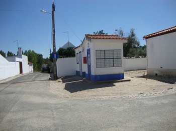 Câmara Municipal de Alcácer do Sal e Junta de Freguesia do Torrão estão a efetuar intervenção Manutenção de espaços públicos na aldeia de Rio de Moinhos