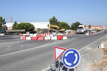 Setúbal - Uma nova rotunda em construção na EN 10 Melhorar a fluidez de trânsito e a segurança rodoviária em Azeitão