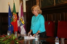 Maria das Dores Meira, presidente da Câmara Municipal de Setúbal Secretário de Estado Adjunto e da Administração Local está a fazer um grande favor político à campanha eleitoral do Partido Socialista em Setúbal