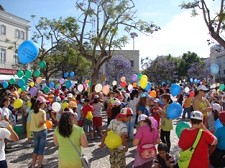 Brinde surpresa de Natal na Moita a alunos com Acção Social Escolar Junta de Freguesia troca tradicionais iluminações de Natal por oferta de lembrança