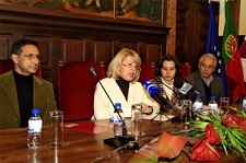 Maria das Dores Meira, presidente da Câmara de Setúbal com os trabalhadores Se impugnarem o despacho com uma providência cautelar