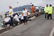 Cinco dezenas de voluntários pintaram em Setúbal o gradeamento do Viaduto das Fontainhas
