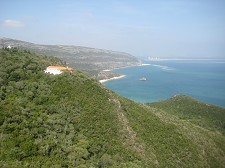 Limpeza das praias da Arrábida - Setúbal Apenas a utilização dos meios municipais será escassa para manter níveis de limpeza