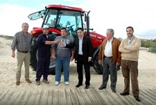 Autarquia de VRSA entrega trator e câmara frigorífica aos pescadores da Manta Rota