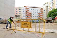 Setúbal - Estacionamento na Rua Baluarte do Socorro Ação urbanística inclui a definição de zonas de circulação pedonal