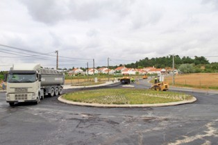 Nova rotunda na freguesia do Sado em Setúbal Visa a melhoria da segurança rodoviária no local