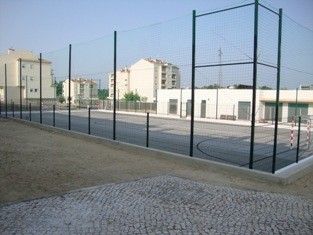 Construção do polidesportivo do Alto da Malhada em Coina - Barreiro Jovens e adultos podem praticar desporto e brincar em segurança