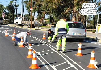 FREGUESIA DE SANTO ANTÓNIO DA CHARNECA - BARREIRO Ação de pintura horizontal na Estrada Municipal 510 - Bairro do Amassador aumenta segurança na circulação