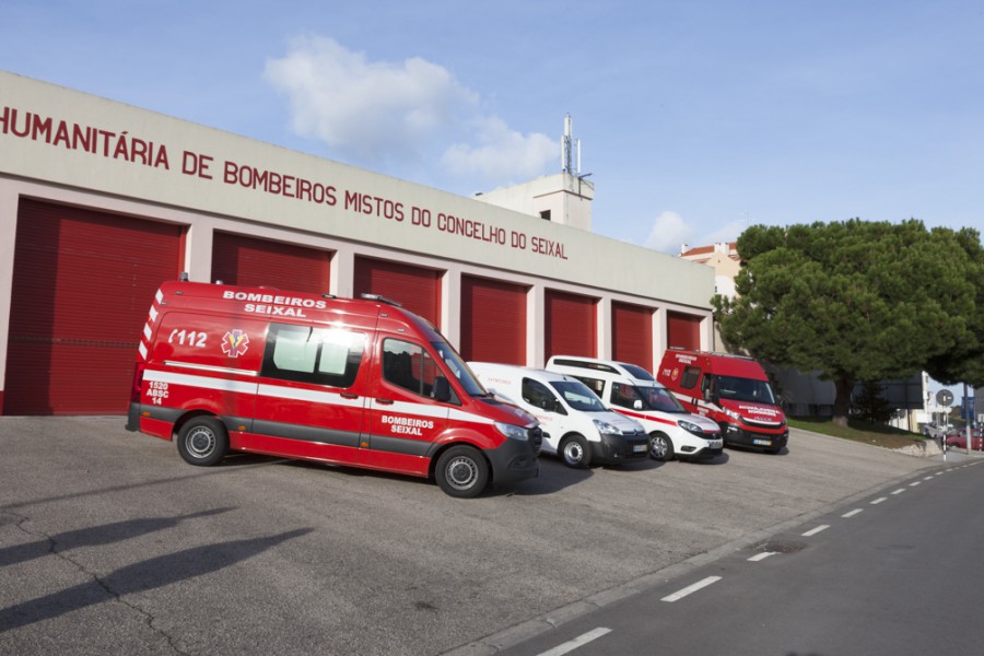 Seixal - Câmara oferece duas ambulâncias aos bombeiros do concelho Autarquia renovou a adesão ao Pacto de Autarcas para o Clima e a Energia