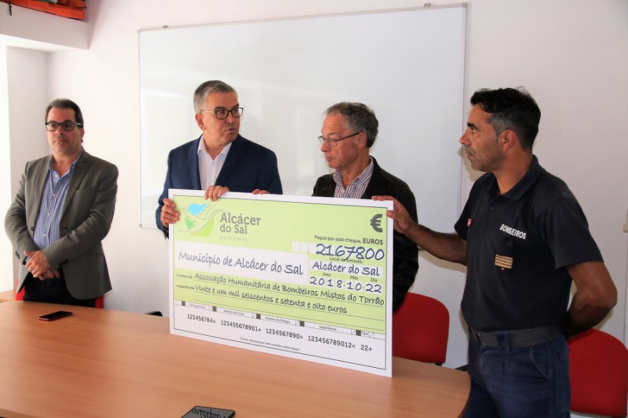Alcácer do Sal entrega cheque de apoio a obras no Quartel dos Bombeiros do Torrão Câmara assumiu 15 por cento num valor de 21.678,00 euros.
