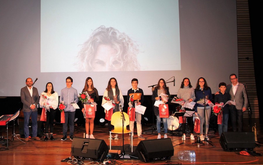 Alcácer do Sal premiou Mérito Escolar de nove alunos Lembrança simbólica e cheque de apoio aos seus percursos académicos.