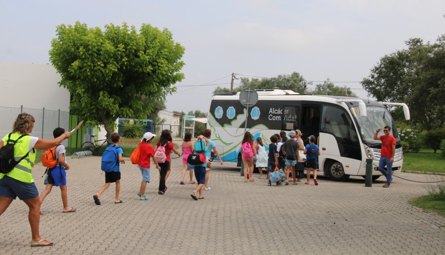 A escola é um elemento fundamental na vida do concelho de Alcácer do Sal Município assegurou transporte escolar a centenas de alunos no último ano letivo