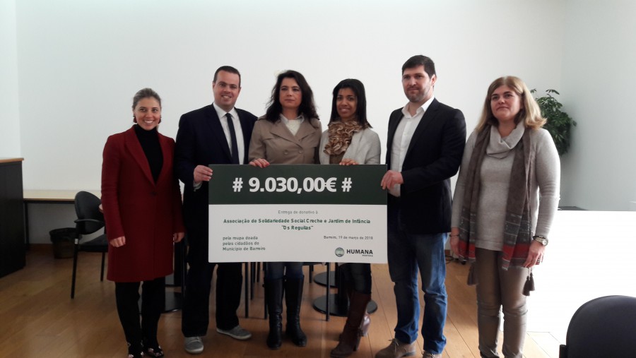 Roupa usada recolhida nos 43 contentores existentes no Concelho do Barreiro Humana Portugal entrega de cheque a «Os Reguilas»