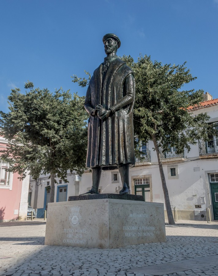 Alcácer do Sal - Limpeza da emblemática escultura datada de 1979 Estátua de Pedro Nunes foi alvo de restauro