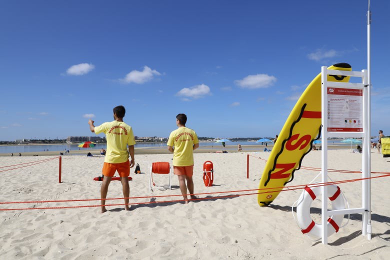 Barreiro - Praia de Alburrica com Nadadores Salvadores Vigilância de 6 de junho a 15 de setembro