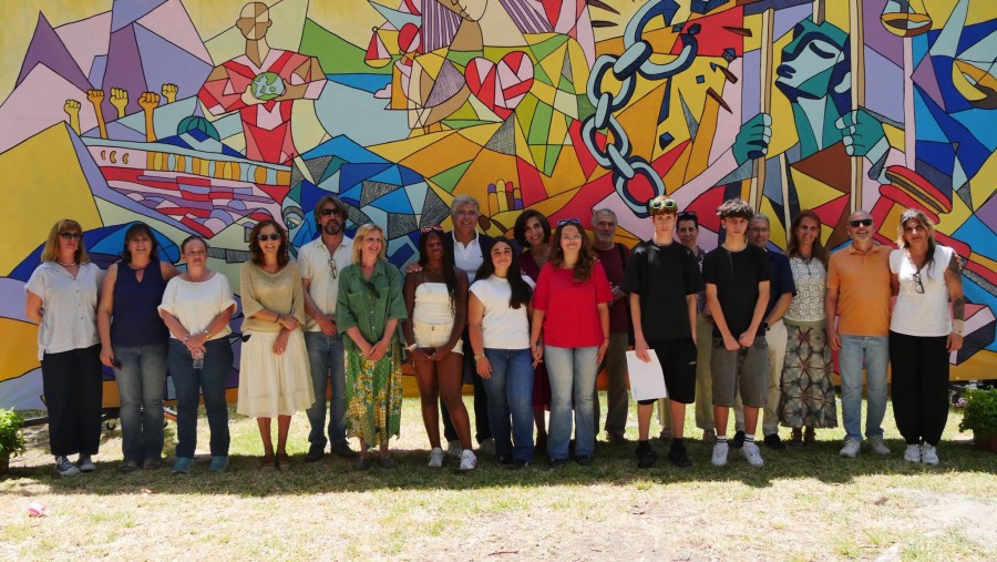 Associação de Municípios da Região de Setúbal Assinala a conclusão da 10.ª edição do Projeto Kid s Guernica no Seixal . Apresenta tela «Em Defesa dos Nossos Direitos»