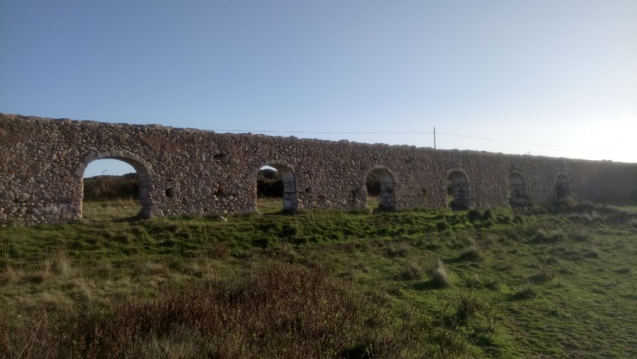 Sesimbra - Recuperação do aqueduto do Cabo Espichel Reposição da cobertura do canal e respetiva cumeeira . investimento de cerca de 575 mil euros,