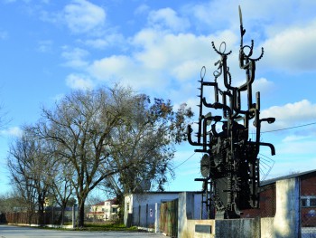 Montijo - «Homenagem à Agricultura» da autoria de Artur Bual Relocalização da Escultura