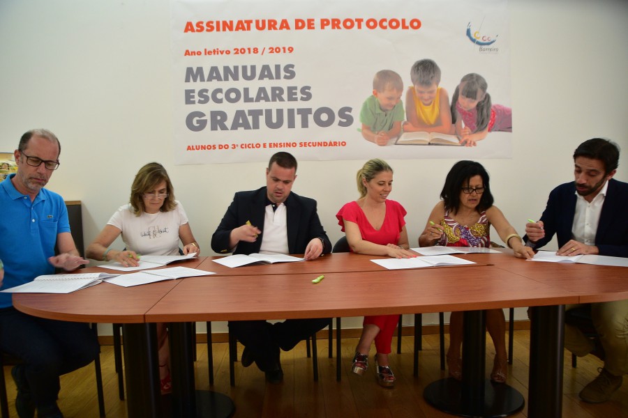 Câmara Municipal do Barreiro assina protocolo com escolas Atribuição dois manuais escolares a todos os alunos que estudam e residem no Concelho