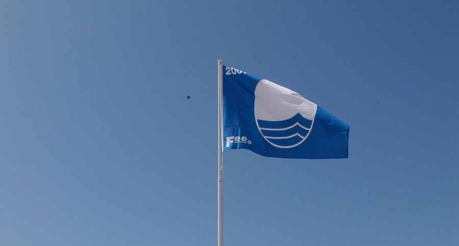 Setúbal - Potencial turístico e promoção da qualidade ambiental Candidatura da Praia da Figueirinha na Serra da Arrábida ao galardão da Bandeira Azul.