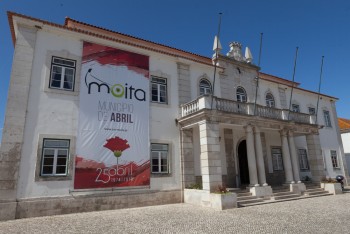 Moita - Solidariedade com Metalúrgica Central de Alhos Vedros Câmara manifesta repúdio pela insensibilidade das entidades bancárias credoras