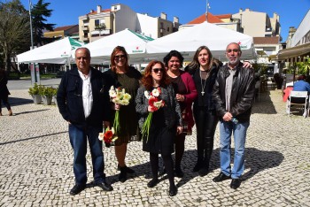 Dia da Mulher assinalado no Barreiro com distribuição de flores Espetáculo e convívio de trabalhadoras