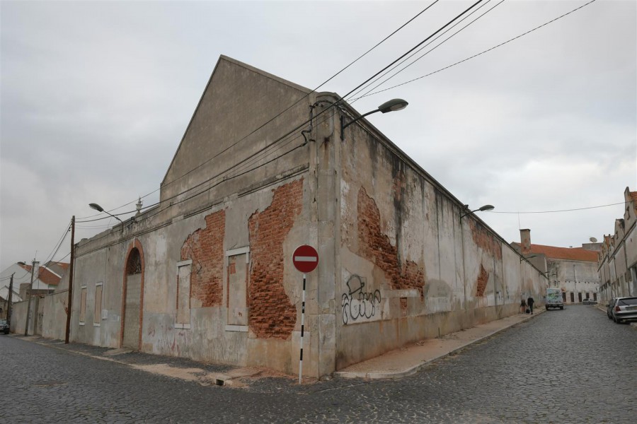 MONTIJO - Demolição e contenção de fachadas da antiga fábrica do Izidoro Decisão histórica abre caminho para habitação a renda acessível