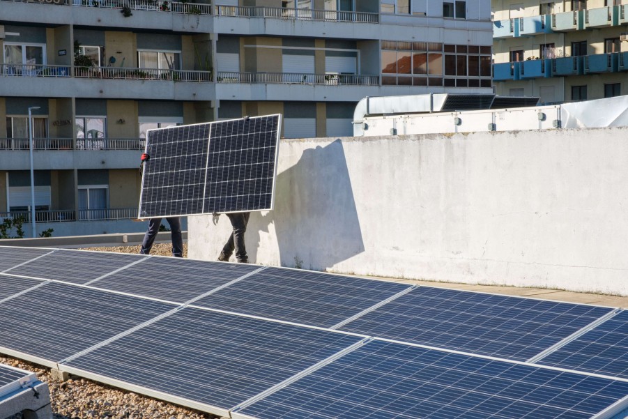 ALMADA INVESTE NO COMBATE ÀS ALTERAÇÕES CLIMÁTICAS 112 painéis fotovoltaicos na cobertura do Fórum Municipal Romeu Correia
