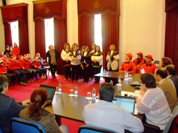 Em Santiago do Cacém Pais Natais de palmo e meio «invadem» Reunião de Câmara