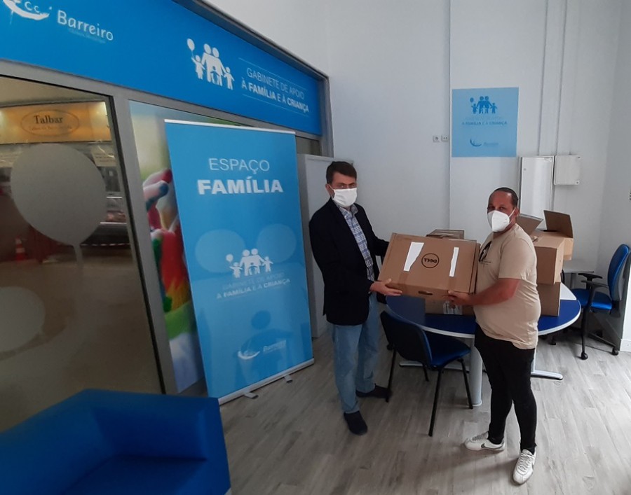 Barreiro - Gabinete de Apoio à Família e à Criança Cede computadores para apoiar alunos