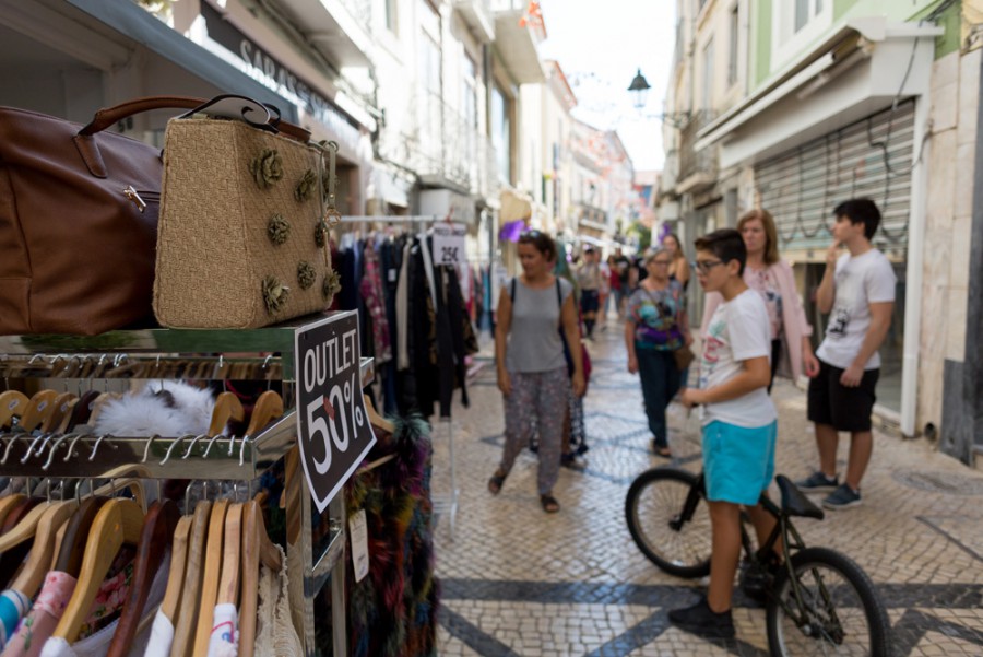 Setúbal - Feira Outlet e animação na Baixa comercial Produtos e serviços a preços convidativos no exterior das lojas