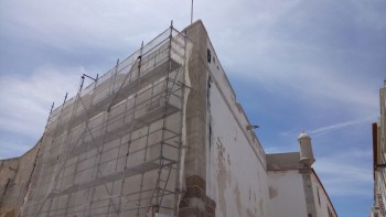Reparação de rebocos da Fortaleza de Santiago em Sesimbra Visa corrigir as deficiências detetadas