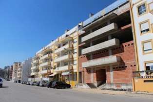 União das Freguesias de Setúbal fecha prédio devoluto no Bairro do Liceu Intervenção inclui recuperação de calçada e criação de estacionamento