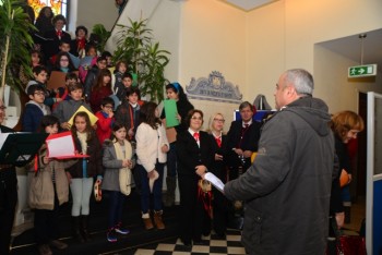 Barreiro - CorUTIB e alunos da Escola Básica José Joaquim Rita Seixas cantaram as Janeiras nos Paços do Concelho