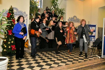 Coro e a Tuna da Universidade da Terceira Idade do Barreiro Cantaram Janeiras nos Paços do Concelho