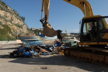 Sesimbra - Várias embarcações em fim de vida Removida em ação de limpeza no Porto de Abrigo