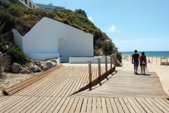 A excelência das praias da vila de Sesimbra é acompanhada pela excelência da sua marginal