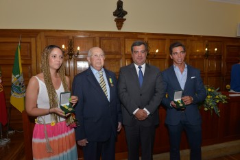 Uma plateia que encheu o Salão Nobre dos Paços do Concelho do Montijo Medalha de ouro para Amândio de Carvalho, Cédric Soares e Luís Rouxinol