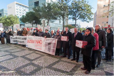 No Seixal manifestação contra o encerramento de estações dos CTT Câmara Municipal está presente