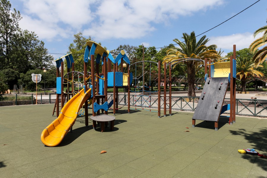 Melhoria das condições dos 28 parques infantis existentes no concelho da Moita Parque Infantil «Cantigas do Maio» requalificado