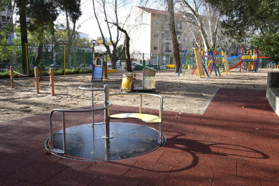 Montijo - Parque infantil com acessibilidade a crianças com deficiência Permite que todas as crianças possam brincar