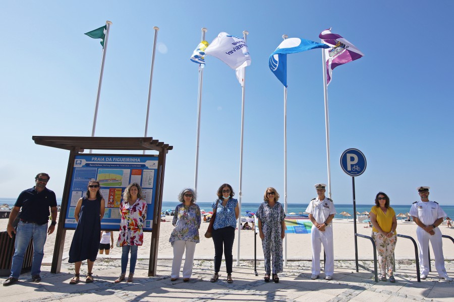 Na Serra da Arrábida - Setúbal Bandeira Azul 2020 foi hasteada hoje de manhã na Praia da Figueirinha