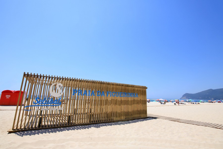 Praia da Figueirinha em Setúbal foi eleita por unanimidade Como a melhor «Praia + Acessível 2021» do país